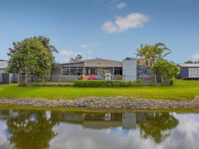 Sanctuary By The Water - Matarangi Holiday Home